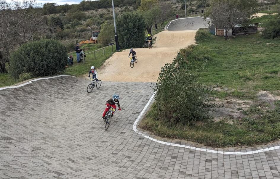 Le club BMX Riders 07 dévoile ses nouveaux maillots floqués PIXEL ! Le club BMX Riders 07 dévoile ses nouveaux maillots floqués PIXEL !